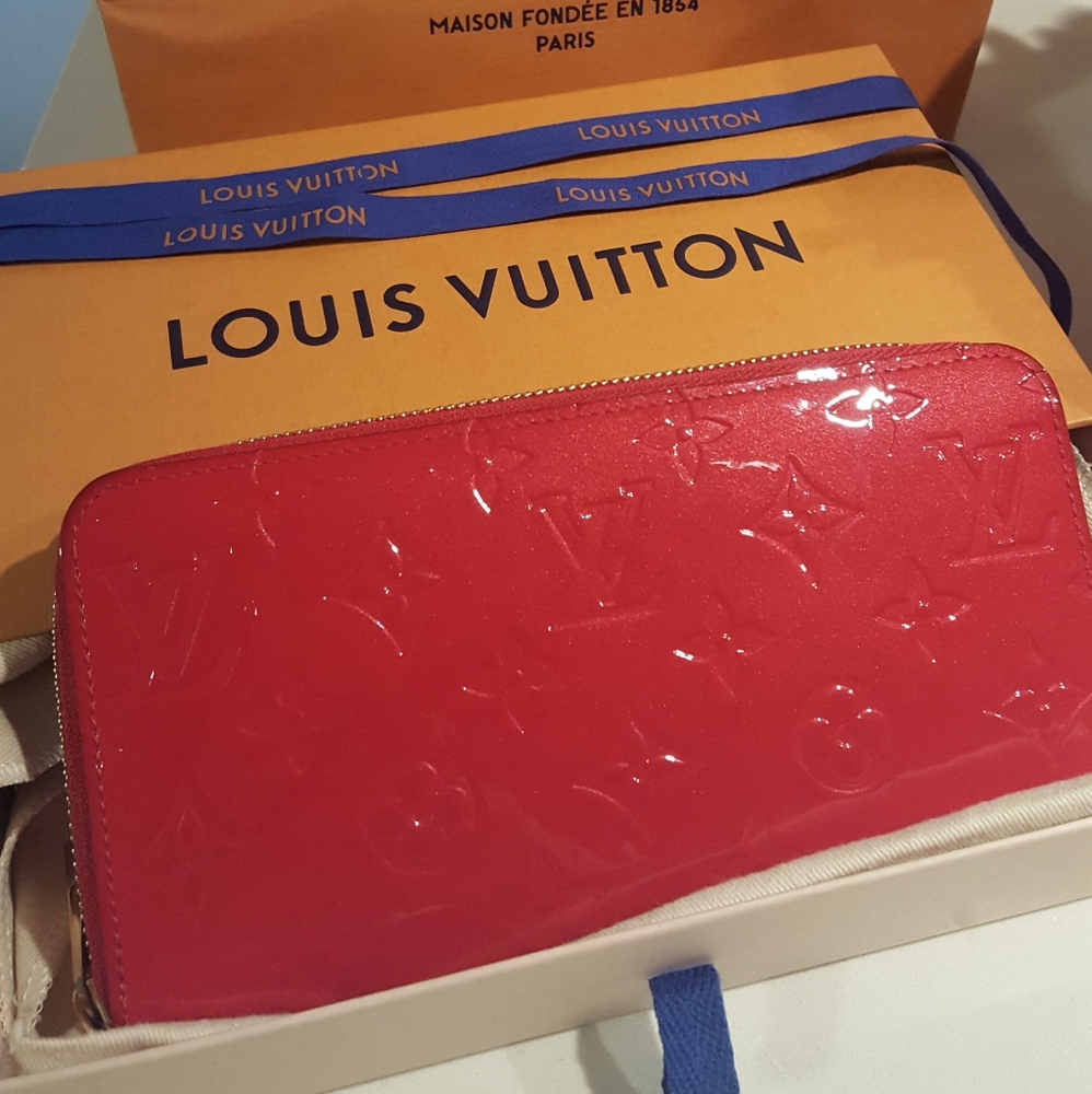 Louis Vuitton Authentic Zippy wallet SOLD